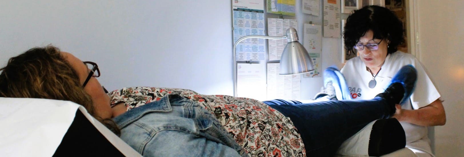 Magda Solé Terapeuta Natural con un paciente Terapia Biomagnetismo